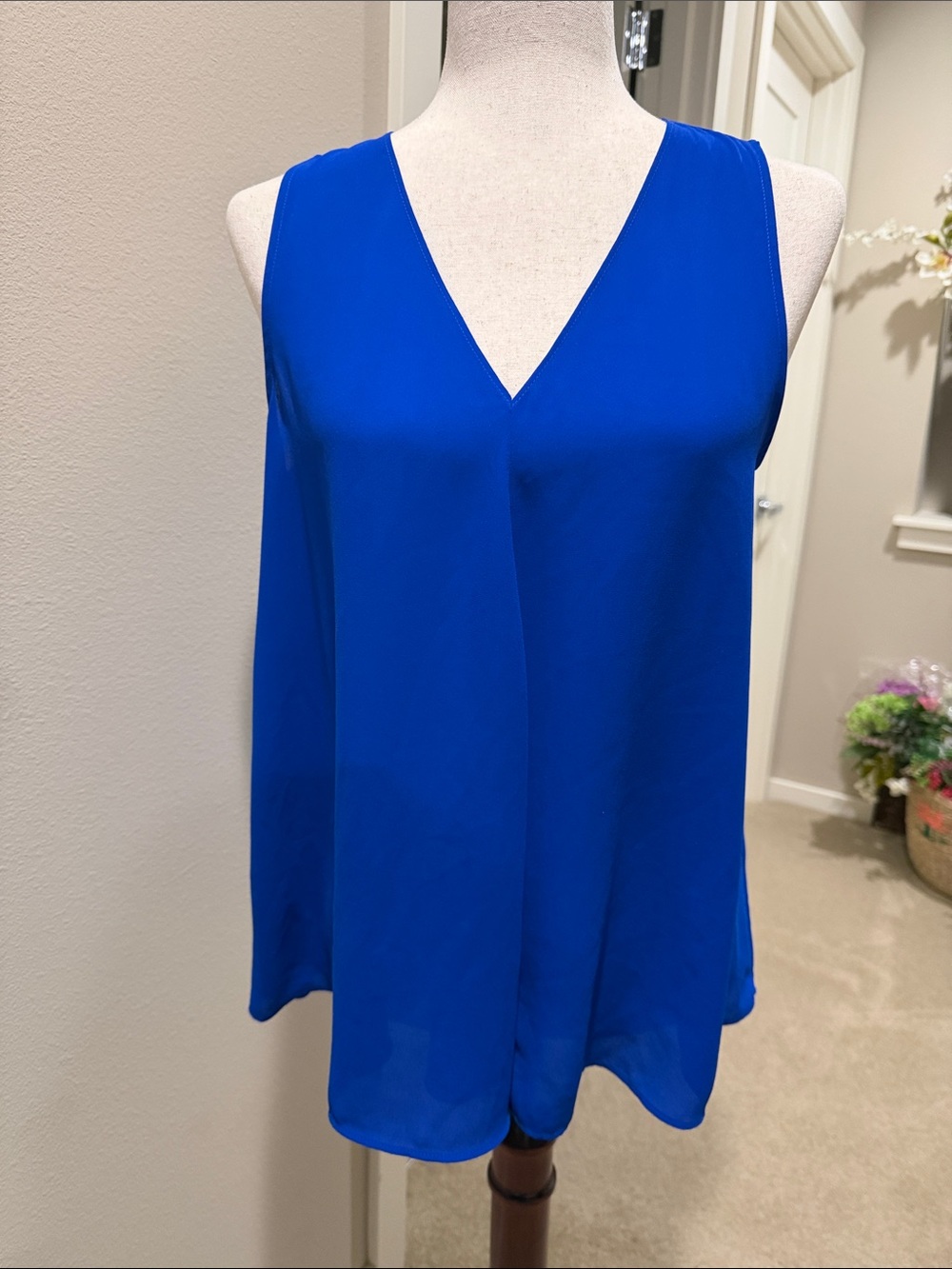 Vince Camuto Sleeveless V-Neck Blouse in Royal Blue Sz S